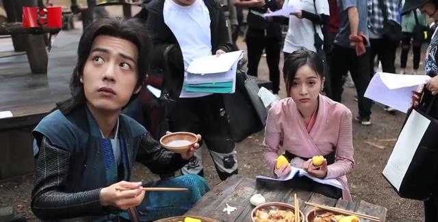 肖战|斗罗大陆干饭花絮曝光，肖战吃饭前后反差大，粉丝直呼太可爱！