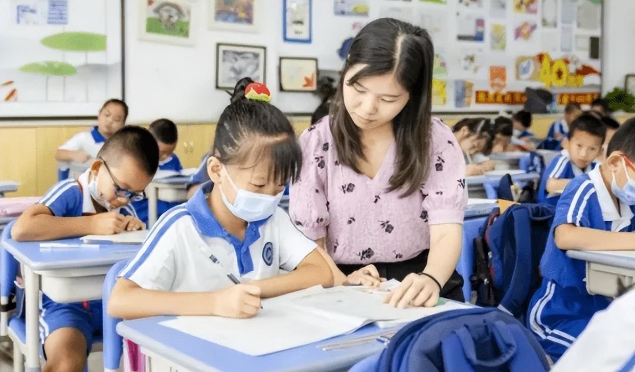 中小学生迎来消息，2024春季开学后或实行5+2新模式，老师有点愁