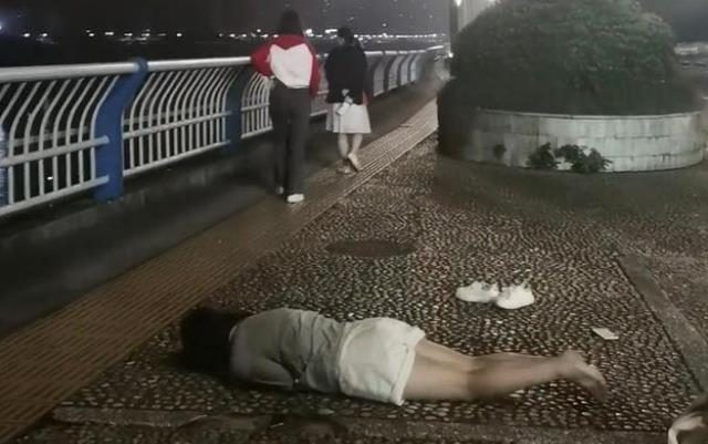 一女子醉酒睡路边鹅卵石,脱下鞋就地打滚,网友:喝了多少