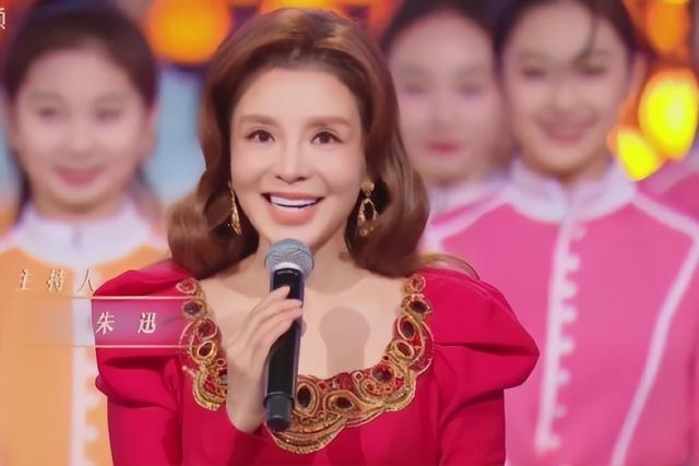 朱迅|朱迅陪家人过年亲自下厨,嘴歪明显被质疑整容失败,穿搭也很奇怪!