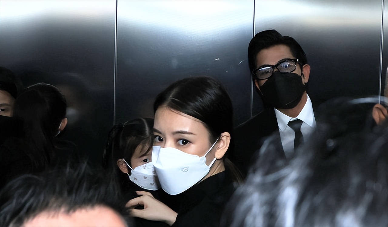 郭富城|重情重义！郭富城为经纪人父亲扶灵，站首位表情严肃悲伤难掩