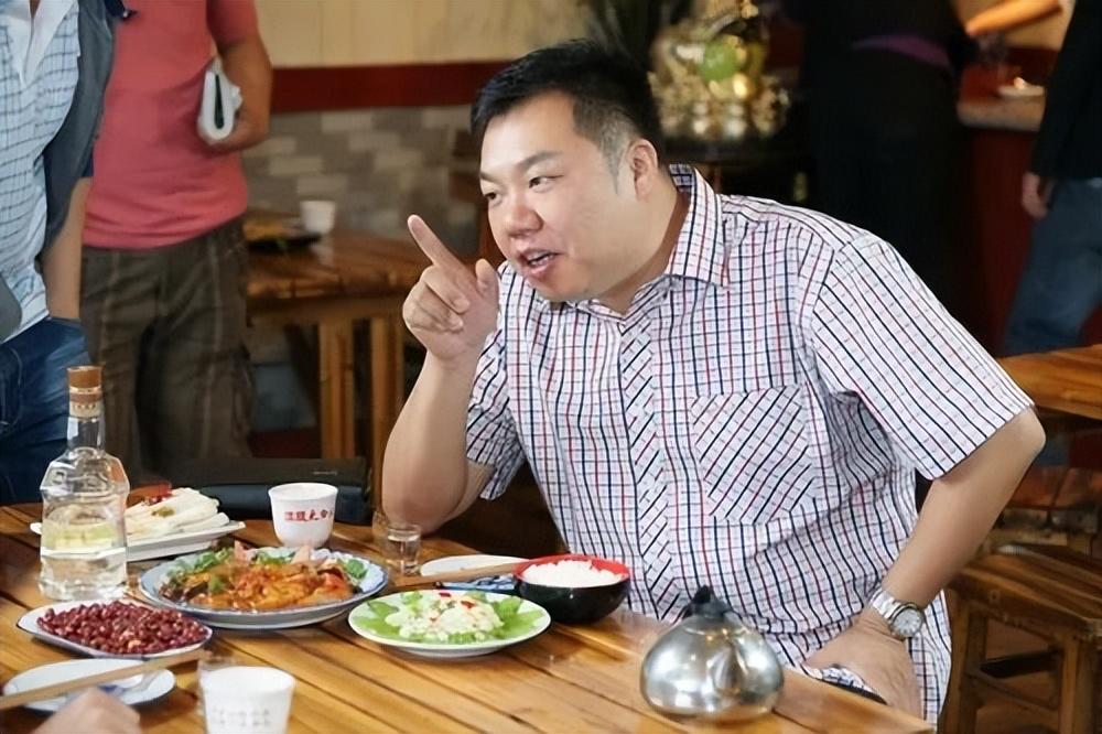 李大嘴帮村民卖桃赚1块钱差价,被说吃回扣,桃烂了都没人要