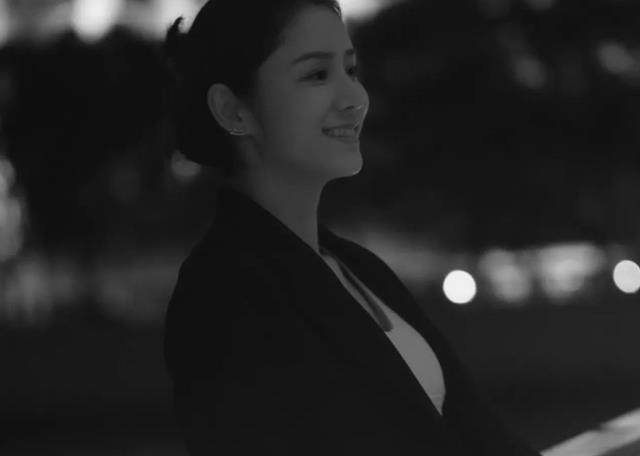 林峰|张馨月晒黑白大片，被评论模仿吴千语，林峰白色衬衫疑出镜