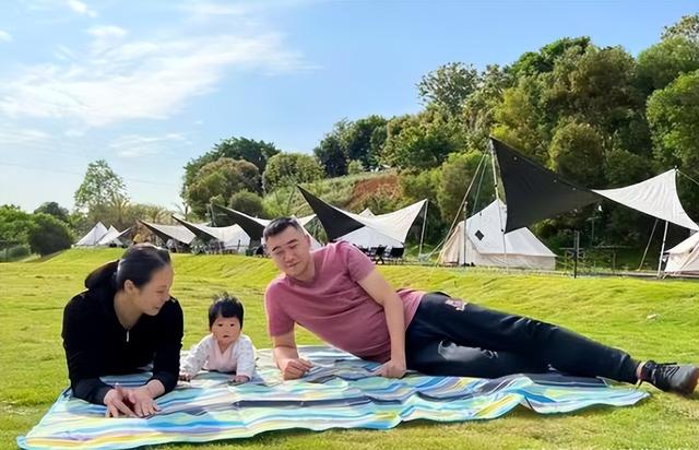 |35岁赵云蕾一家三口游玩,女儿双手撑地看镜头,软萌可爱像妈妈