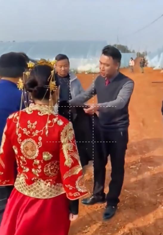结婚当天新娘家涨彩礼，新郎发飙这婚不结了，转身娶走伴娘