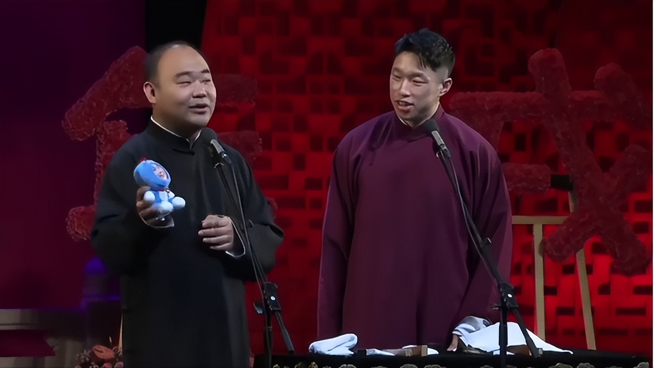 小姐姐|替老郭讽刺退社叛徒，沉迷游戏忘记报幕，侯震在德云社到底啥地位？