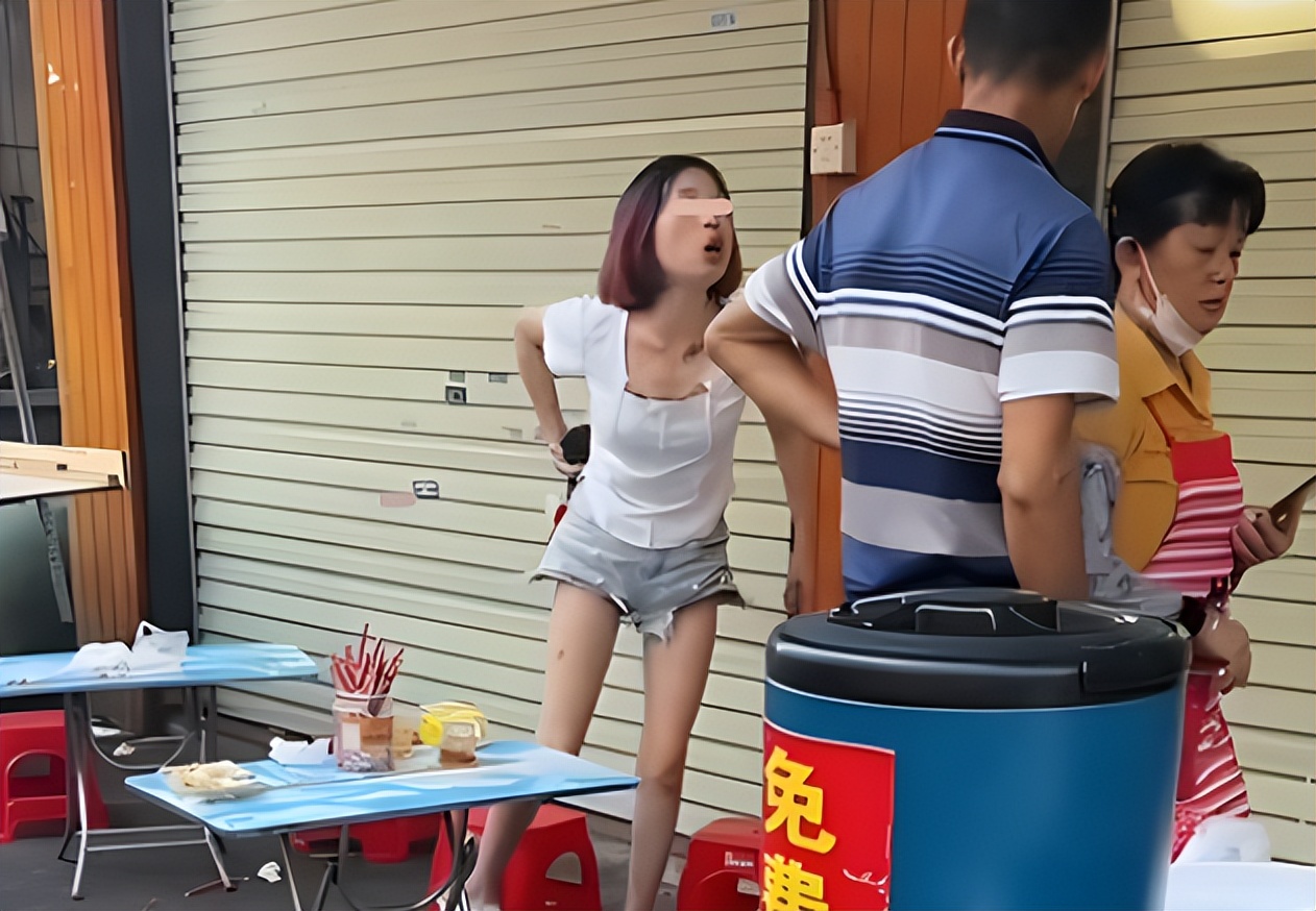 女子花7块买肠粉,夹免费酸菜吃,摊主怒斥:我家酸菜不要钱吗?