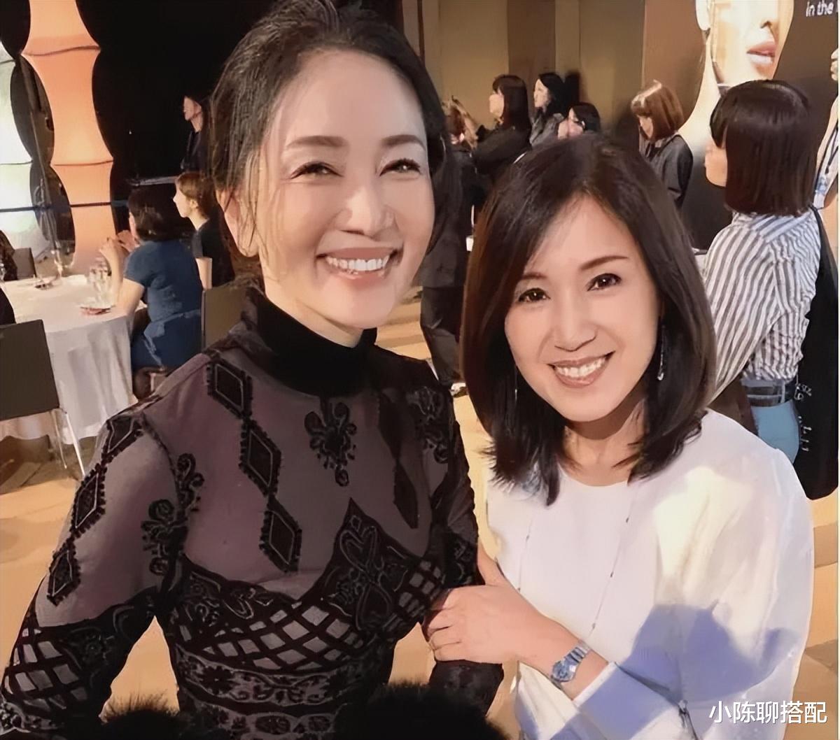 芹菜 她54岁看起来只有30岁,分享的几个减龄小技巧,值得我们借鉴