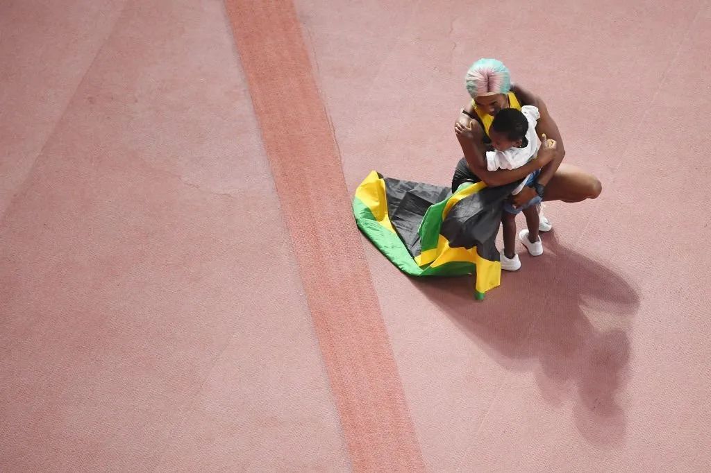 第一女飞人爆火！10.67秒再夺冠！生娃被劝退役，复出还是王者…