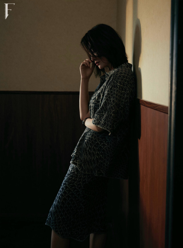 穿衣搭配 44岁李小冉久违拍大片!留短发甜美减龄,穿职场装霸气又不失气质