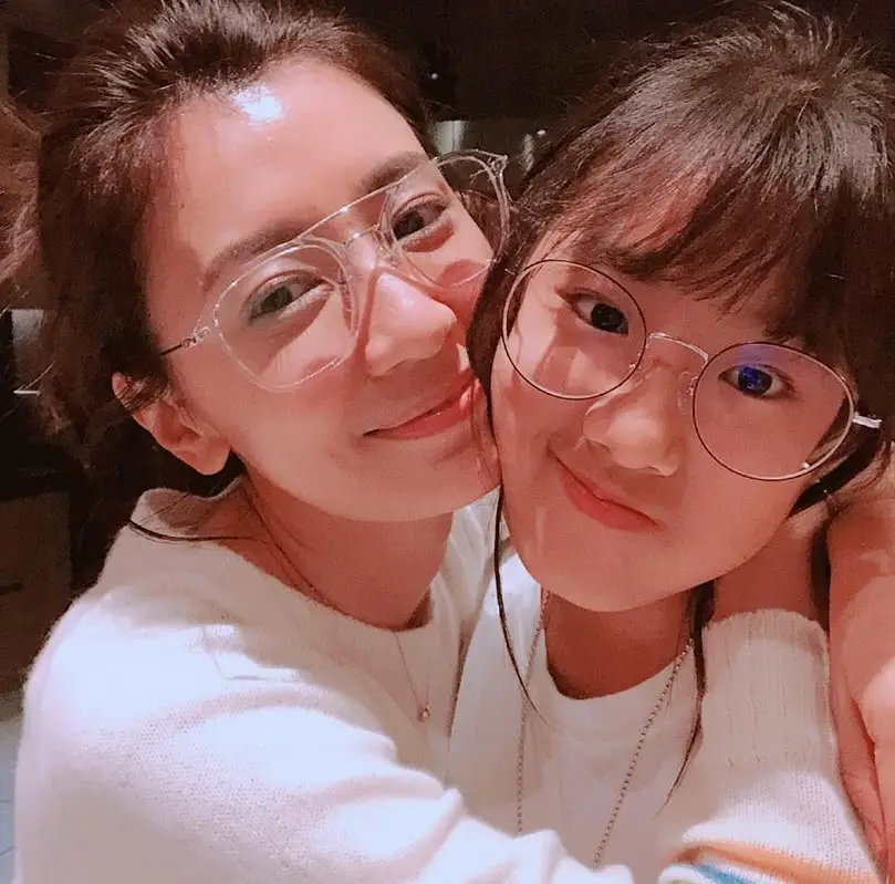 贾静雯|贾静雯16岁大女儿晒美照！染黄发小露美背显成熟，高颜值被赞逆袭