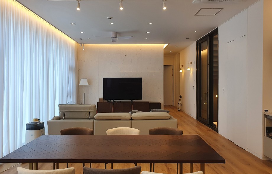 终于买了套100㎡新房,简装下入住也很舒适,未布置阁楼好敞亮