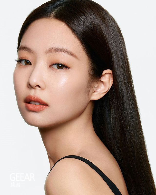 金智妮 Jennie为韩国彩妆拍摄广告，透明感肌肤令人向往！