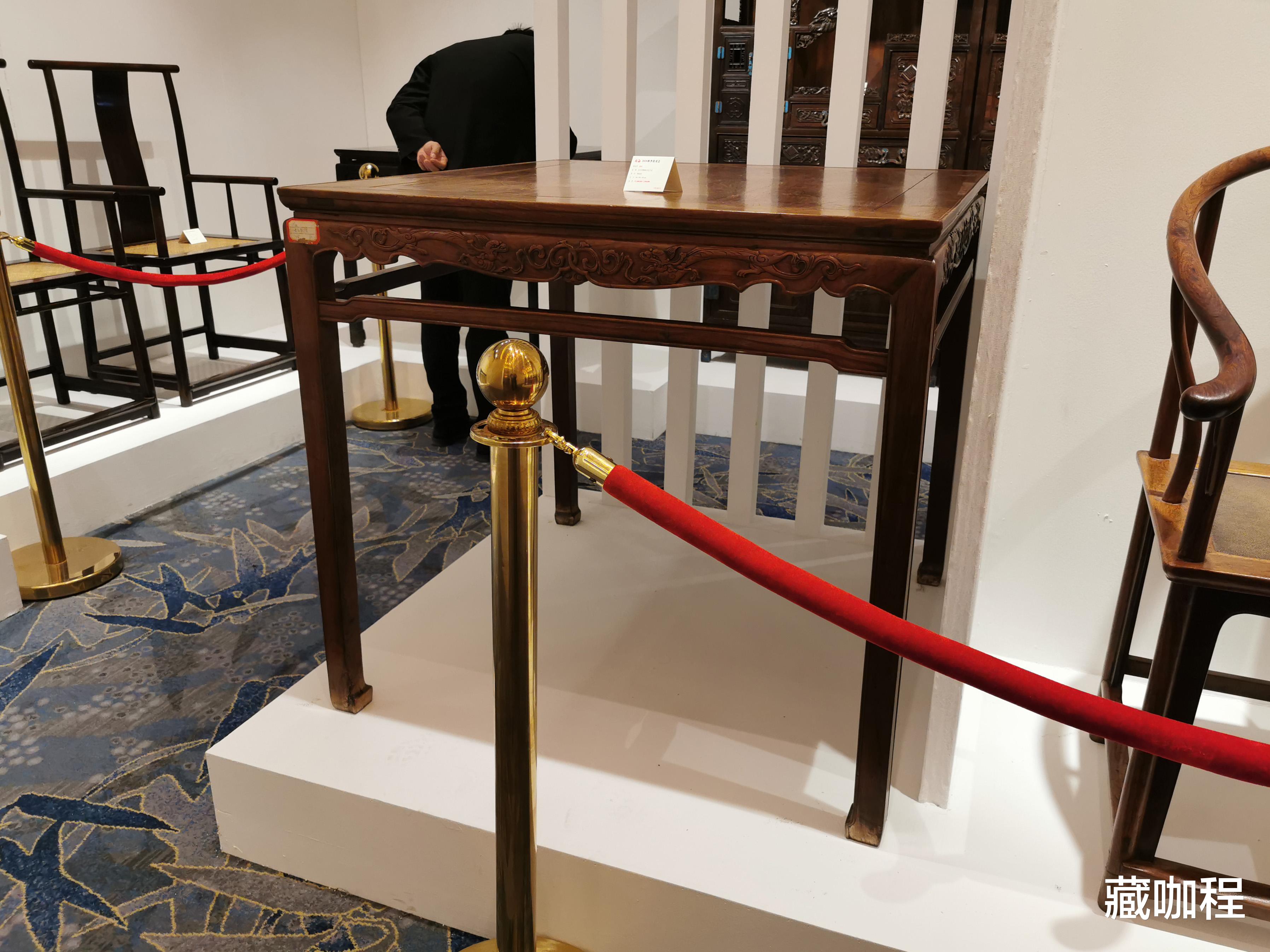 |同价位黄花梨真不少,刀牙板平头案207万成交