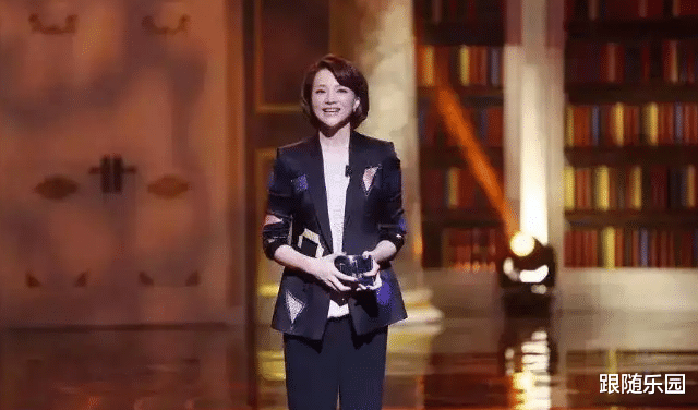 走进董卿在美国的豪宅，10个卫生间、私人游泳池，真叫一个豪华！