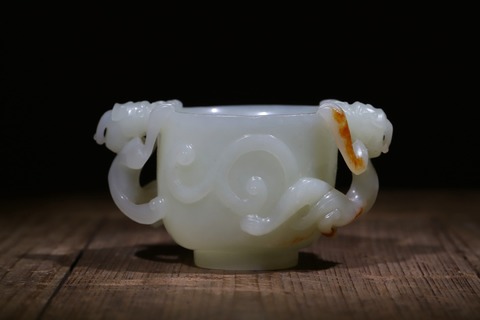 和田玉籽料|回流 舊藏和田玉“枣红皮 双螭龙玉杯”