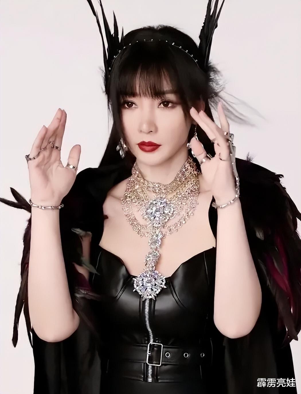 辣妈辣么美|脱下外套的柳岩,小吊带配红唇美艳十足,和杨超越搭戏笑点不断