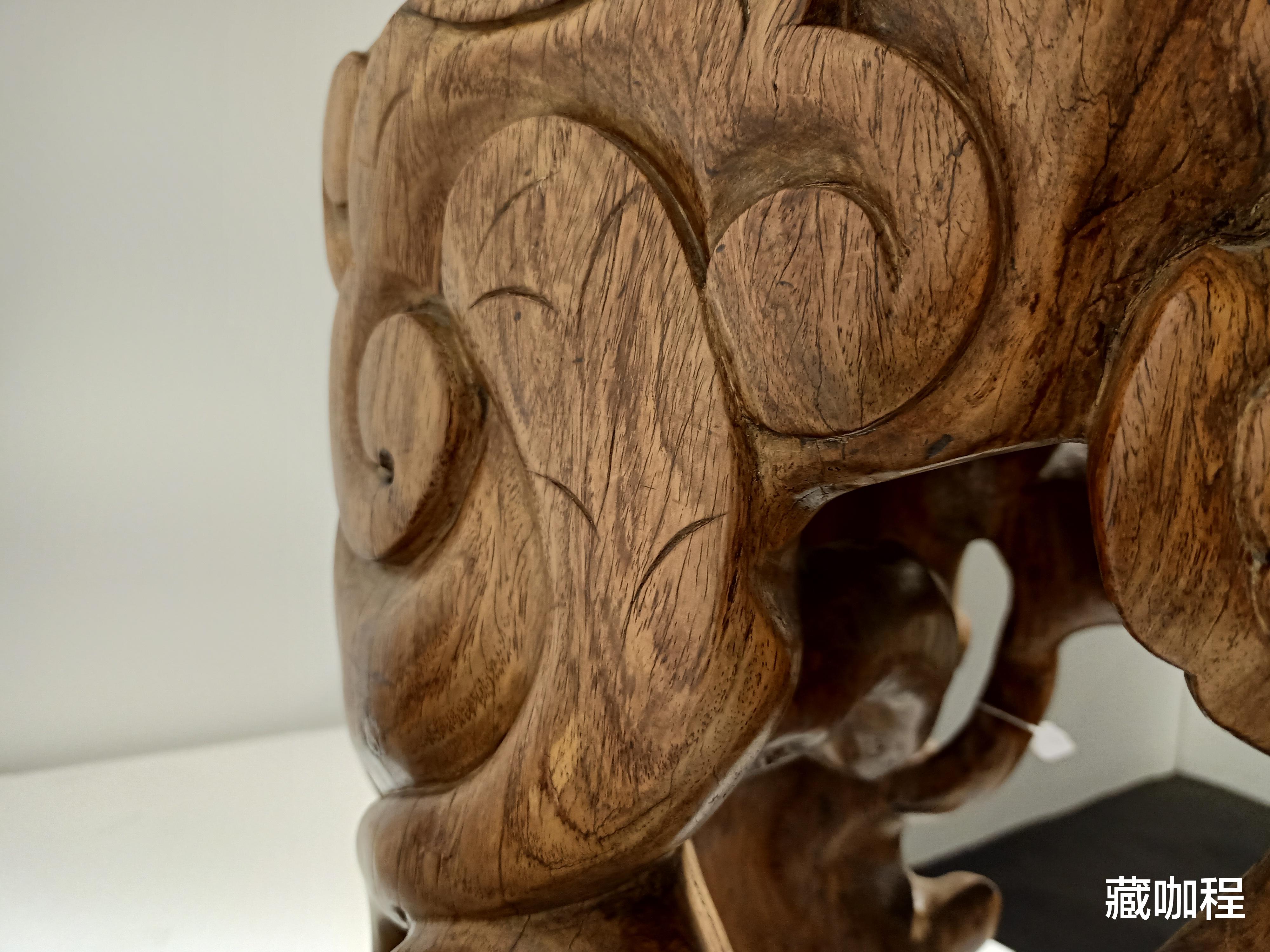 |色泽金黄、油润细腻,随形几黄花梨特征具足