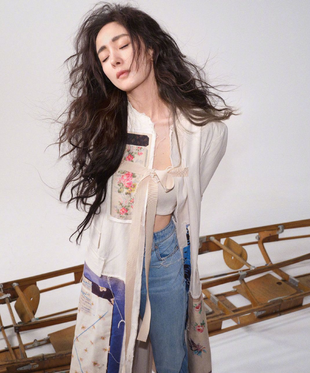 杨幂|35岁杨幂又拍写真了,小蛮腰大长腿真抢镜,头戴皮草似女海盗