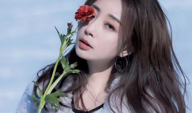 开端|殷桃手捧鲜花成熟妩媚美若女神！她雪肤玉貌太性感惊艳