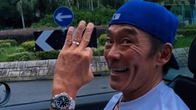 郑浩南|郑浩南婚变后生活仍潇洒！开跑车戴15万名表出行，称人生要向前看