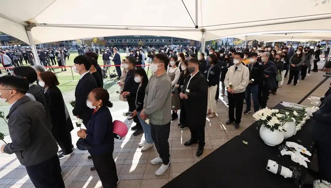 接连发生三场悲剧,300多人离开人世间,但人类悲喜并不相通