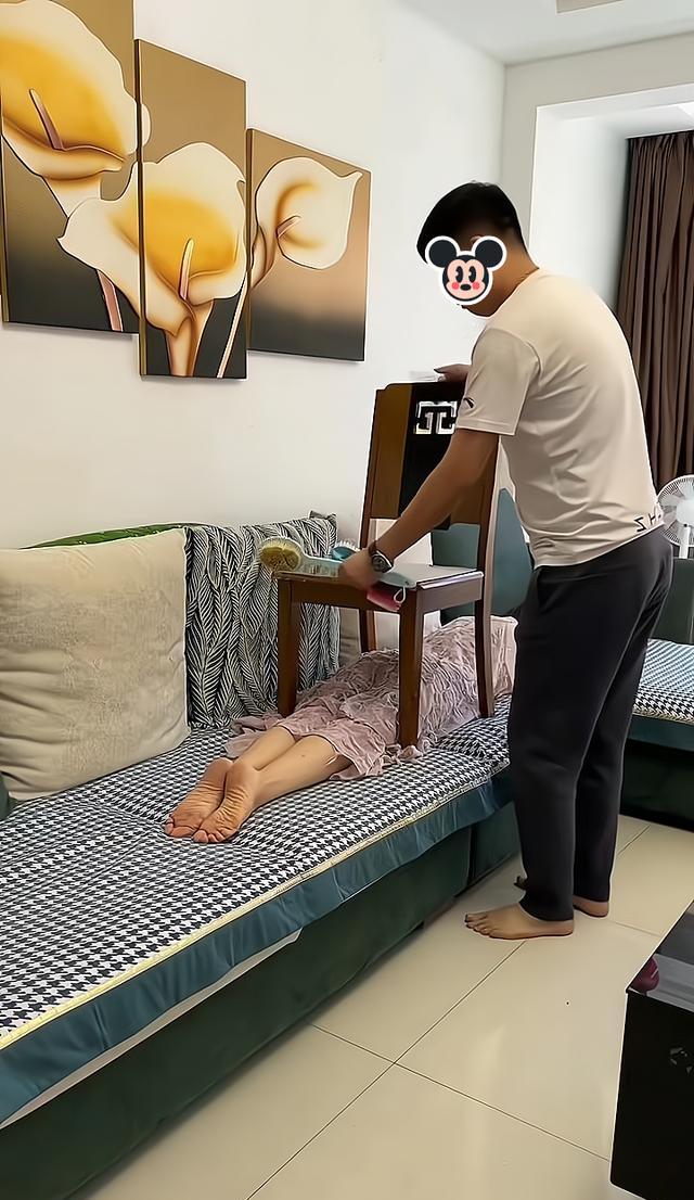 一女子去做足疗,其丈夫得知后,趁她睡着时拿刷子替她刷脚