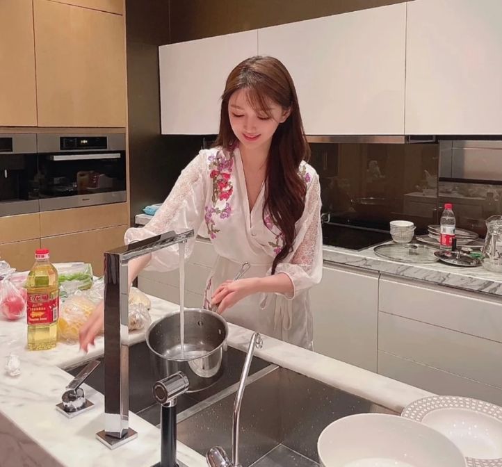 黄晓明|叶珂黄晓明疑似同居，女方住进价值上亿豪宅，厨房做饭如同女主人