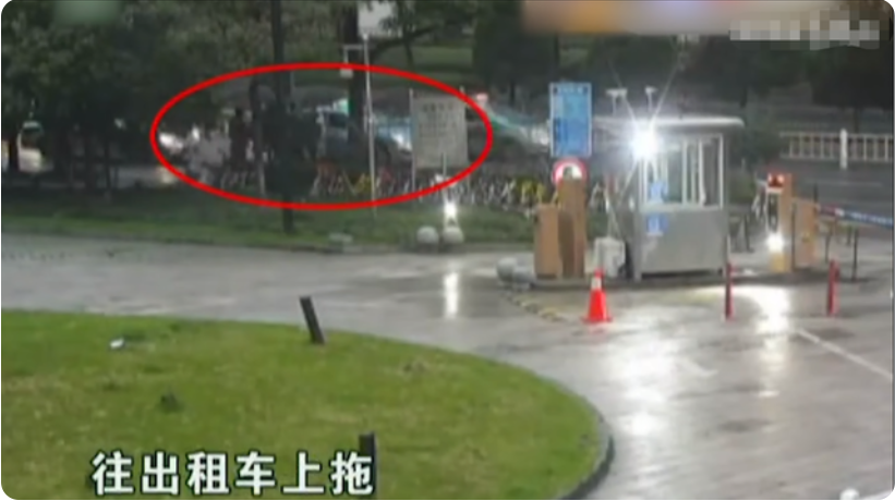 男子深夜从酒吧出来,被四名女子拽上车,事后表示:这让他那么帅