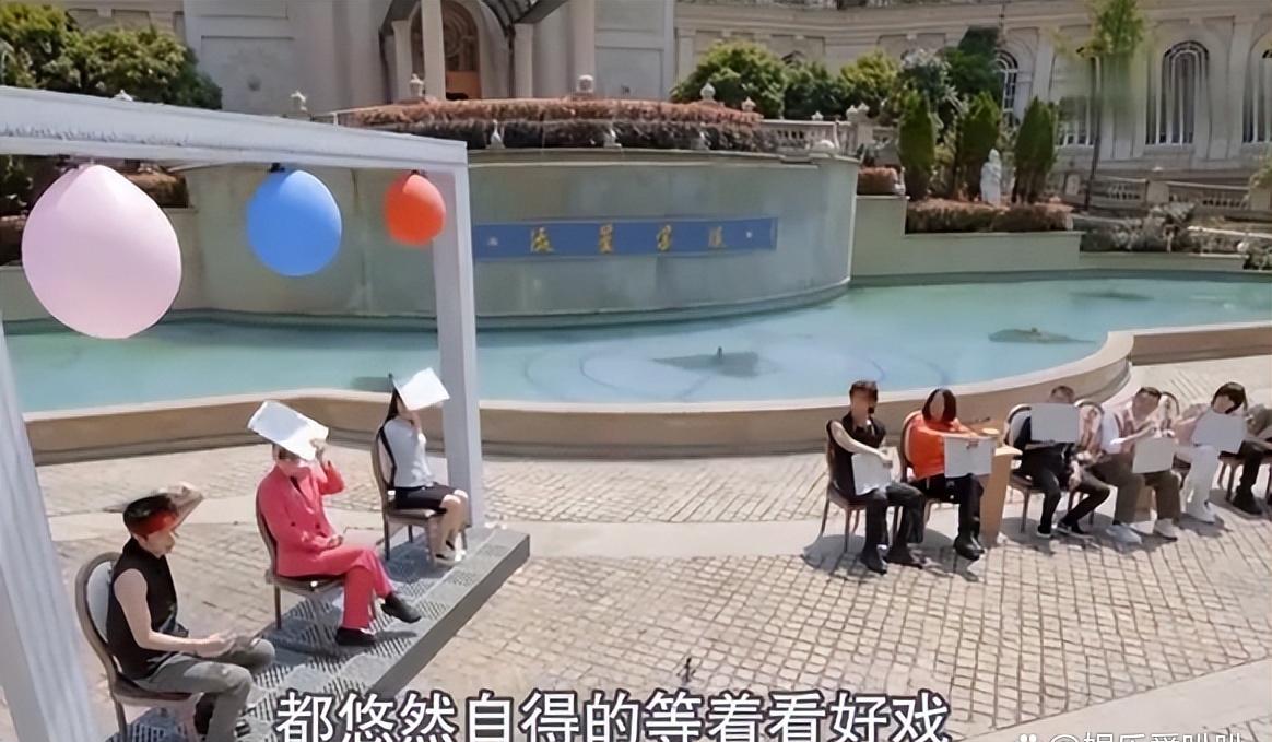 Angelababy|杨颖疑似经期录节目被淋浴，杨迪散开头发替她挡雨！两次暖心救场