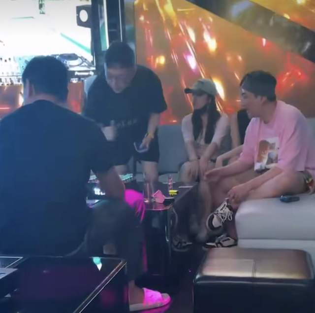 王思聪|王思聪带新女伴酒吧嗨玩,张嘉倪富豪老公现身,结婚7年被传婚变