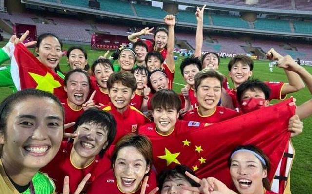 男足|黄健翔洒泪！男足成最惨背景板！江湖又现神段子笑死人……
