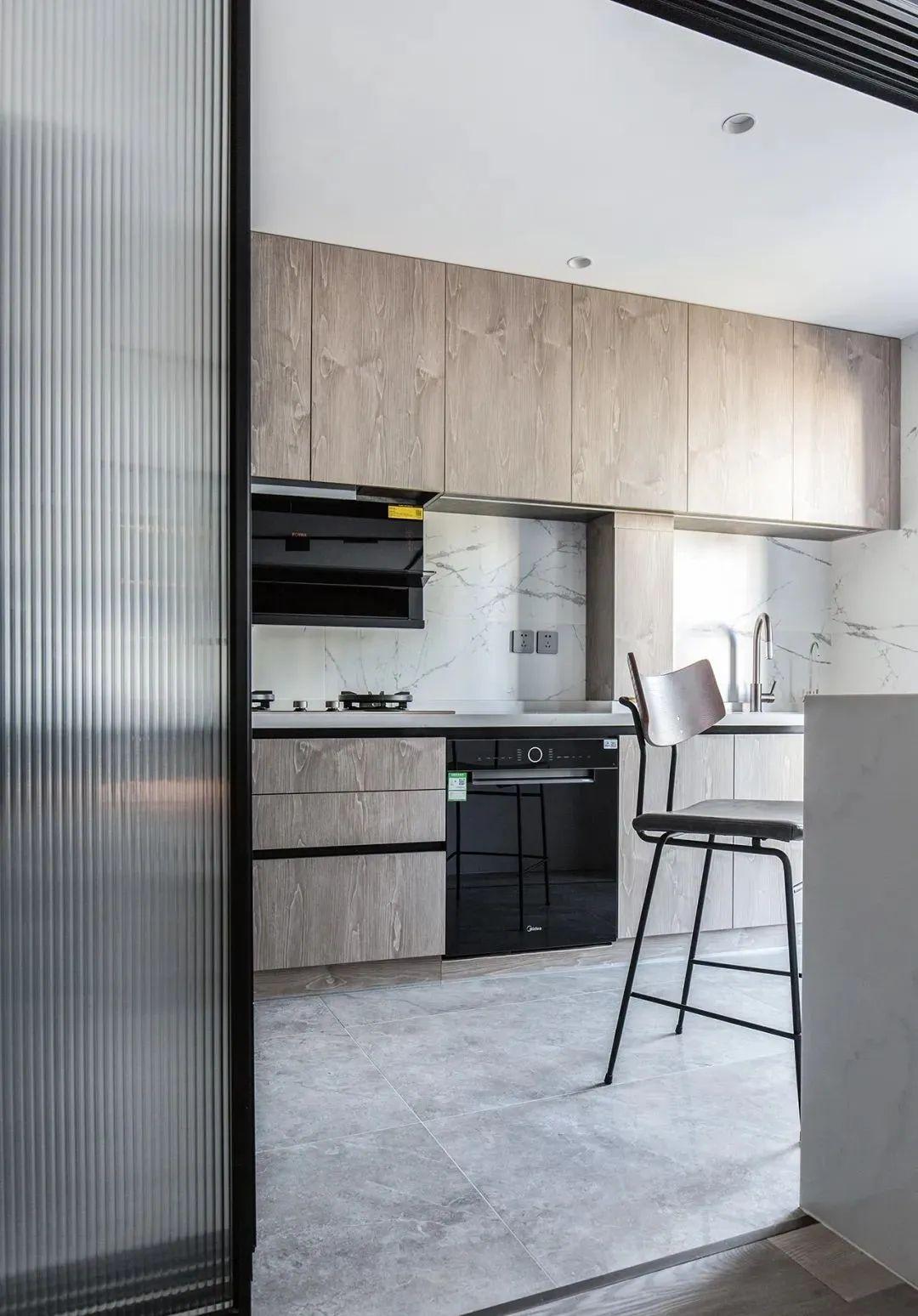 112㎡现代两居,4处柜门变房门,这个家到处都是“密室”,有趣