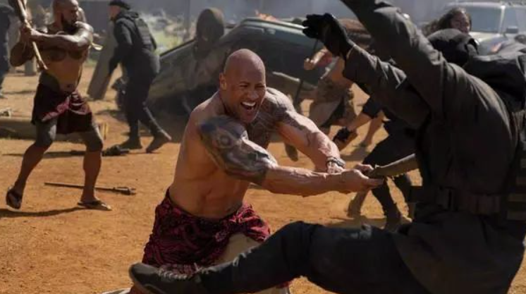 道恩·强森|当年巨石强森被女拳手骂下台，犹豫后叫来人群中的她，结局有点惨