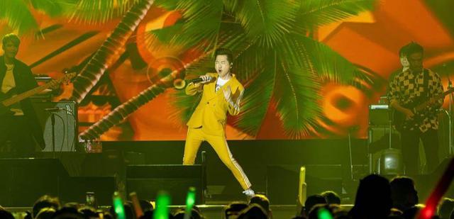 庾澄庆|庾澄庆相隔10年赴美开唱,百岁铁粉奶奶同场ROCK