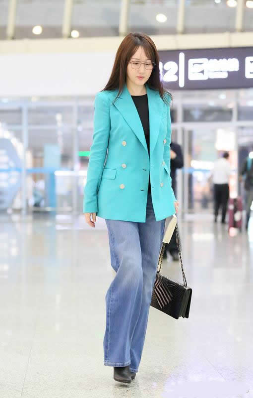 杨钰莹|杨钰莹穿红黑拼色西装好潮,脸却有点肿,但这样子看着很年轻