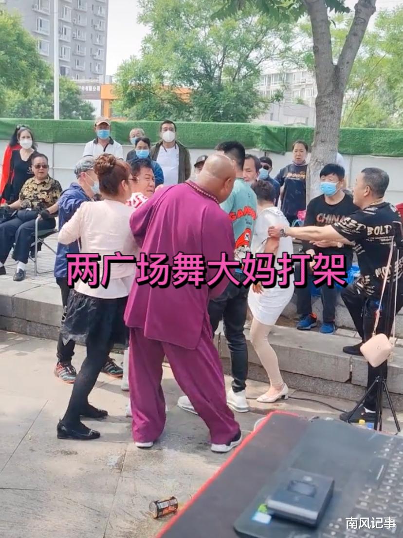 看手!沈阳两大妈打架,男子趁机满足自己的欲望,网友:真变态