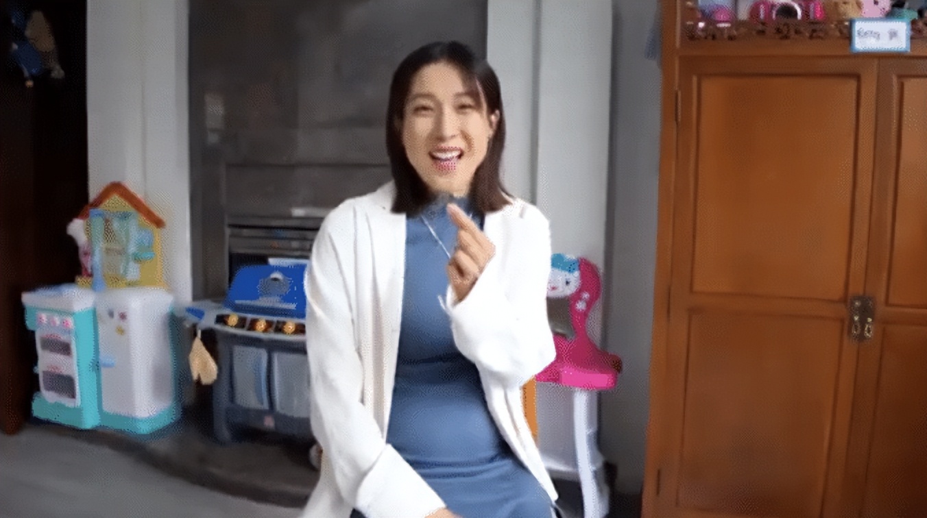 钟嘉欣|钟嘉欣官宣腹中三胎性别是女儿,晒全家福和丈夫越来越有夫妻相