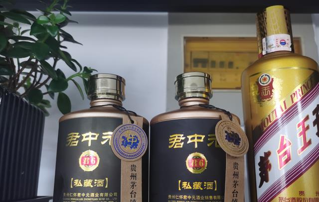农村散装白酒,10块钱一斤,这么便宜为何卖不动?原因真实且讽刺