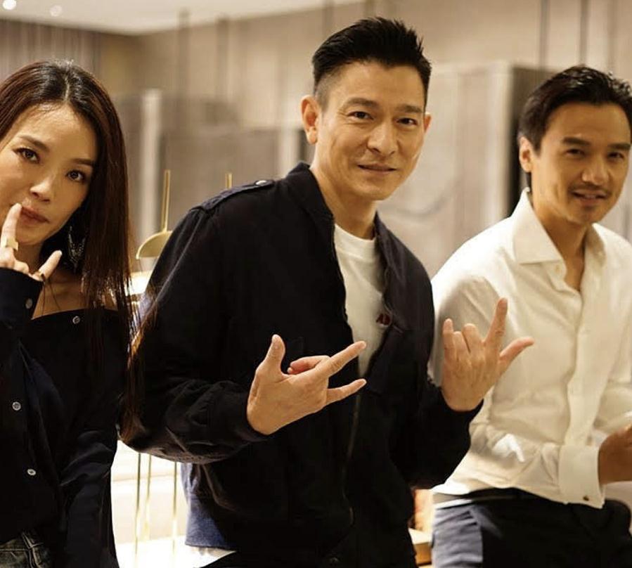 刘德华|刘德华晒与舒淇夫妇同框照，60岁状态佳，与冯德伦站一起像同龄人