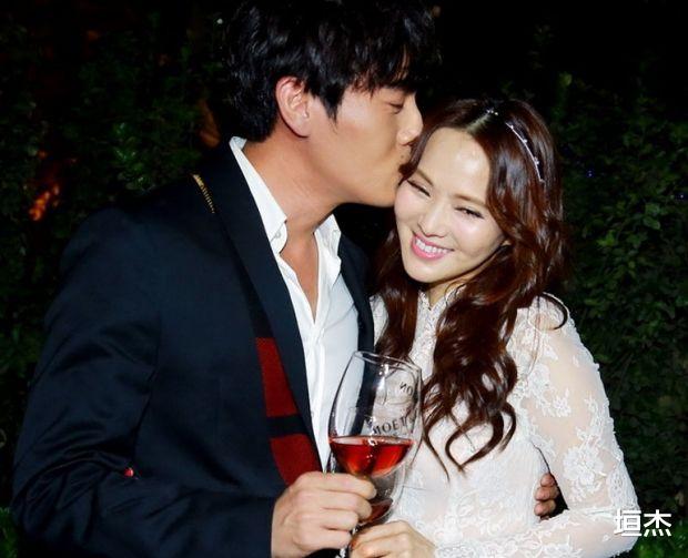 苏芒|苏芒:用丑照毁掉伊能静,公然摸富豪大腿,遭名门痞女洪晃暗讽