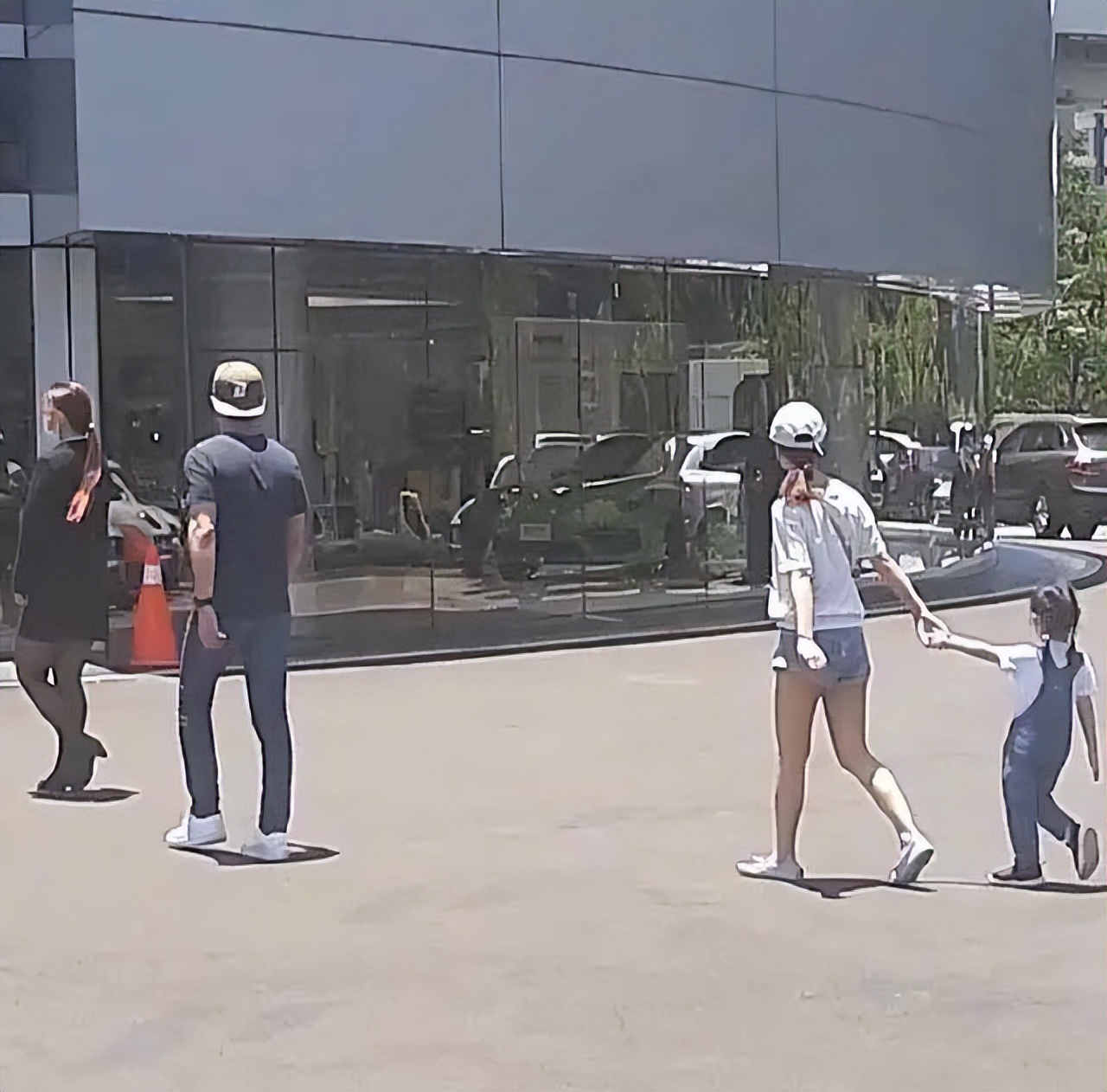 林心如|林心如女儿，5岁小海豚太像妈，母女俩逛街跟不上霍建华