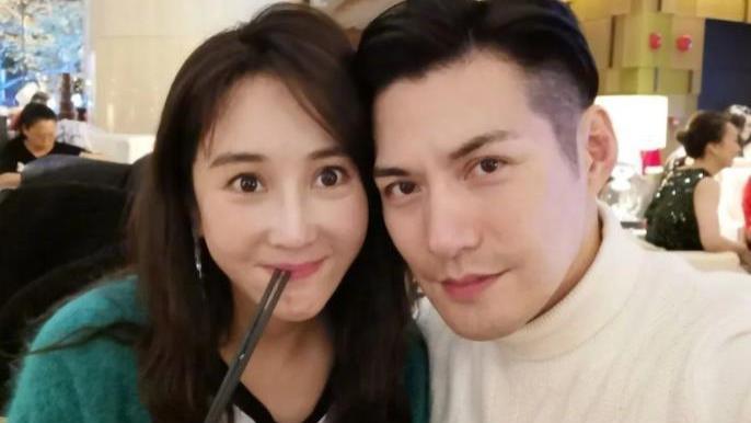 杜若溪|严屹宽妻女影楼拍古风照，杜若溪持剑似侠女，女儿胖嘟嘟超可爱