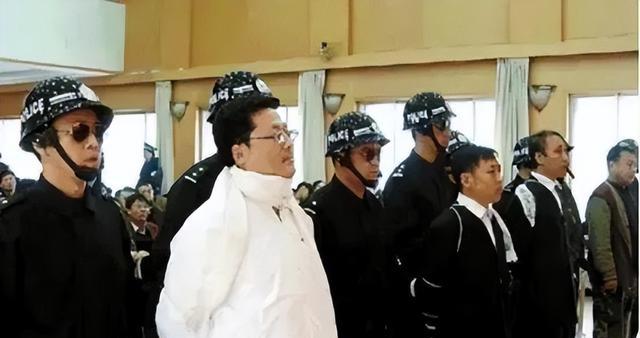 中国首个被判死刑的亿万富翁,临死前还挣扎:我花500亿饶我一命