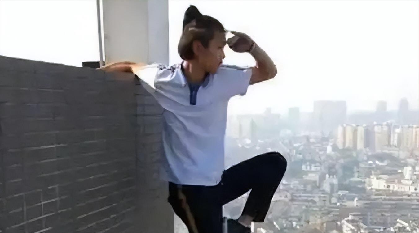 2017年,湖南小伙为赚钱给母亲治病,挑战高空拍摄,不幸坠楼身亡