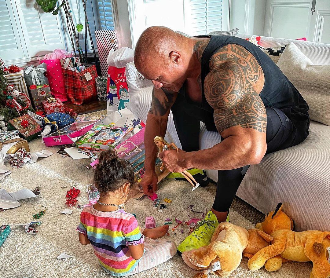 绿灯侠|巨石强森化身壮汉版小丑女逗女儿开心，下秒穿芭蕾蓬蓬裙直接卡住