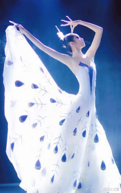 杨丽萍|杨丽萍和外甥女共舞，世外桃源被嘲鬼片现场，网友：梅超风？