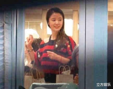 龙凤呈祥|林心如夫妇给孩子庆生，女方冬天露大长腿，霍建华全程负责推行李