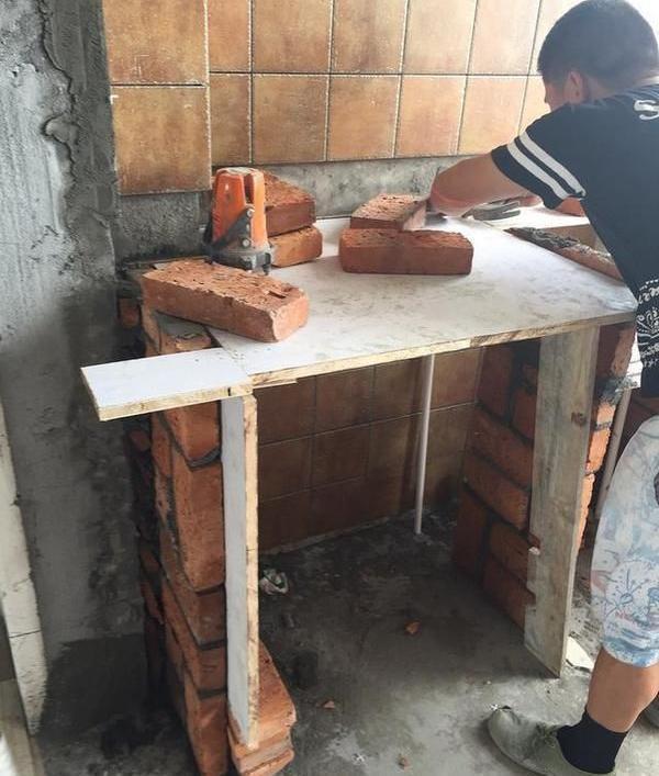 阳台用砖砌了一个洗衣池，只花了500块，大家觉得贵吗？