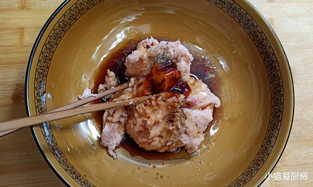 蔬菜 把新鲜的蔬菜和1块鸡胸肉做成早餐饼，营养丰富又低卡，特别好吃